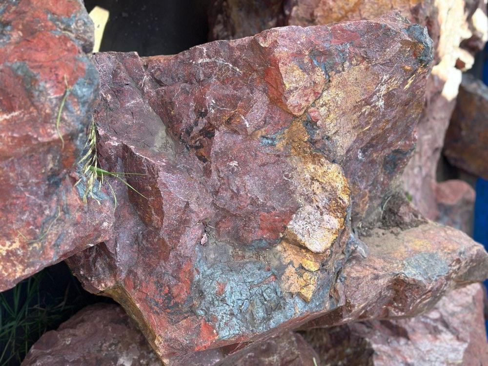 Камни для ландшафтного дизайна красно-фиолетовые 10-60 килограмм купить в Полевском