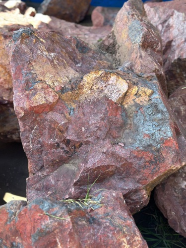 Камни для ландшафтного дизайна красно-фиолетовые 10-60 килограмм купить в Полевском