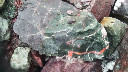 Гигантские зелёные валуны для ландшафтного дизайна весом более 5 тонн купить в Полевском