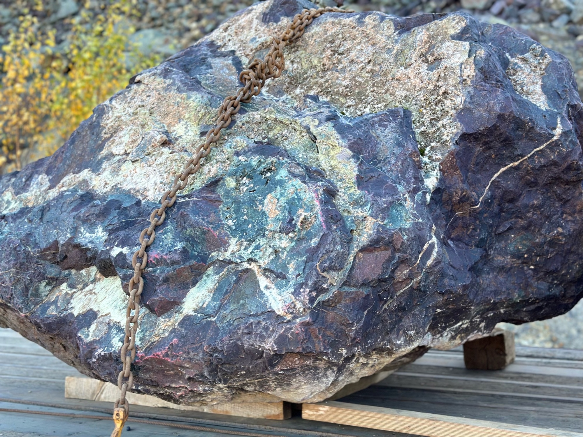 Огромные красно-фиолетовые валуны для ландшафтного дизайна весом более 5 тонн купить в Полевском