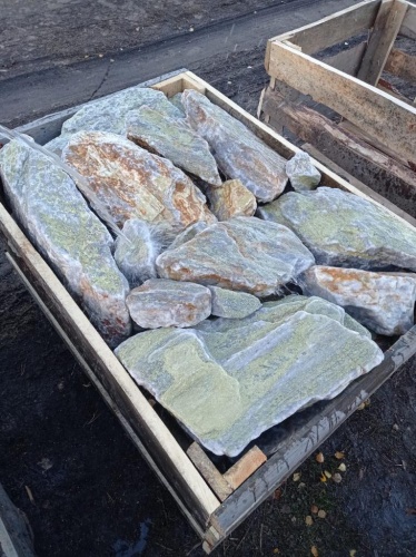 Златолит жёлтый, жёлто-зелёный глыбки и валуны для ланшафтного дизайна купить в Полевском