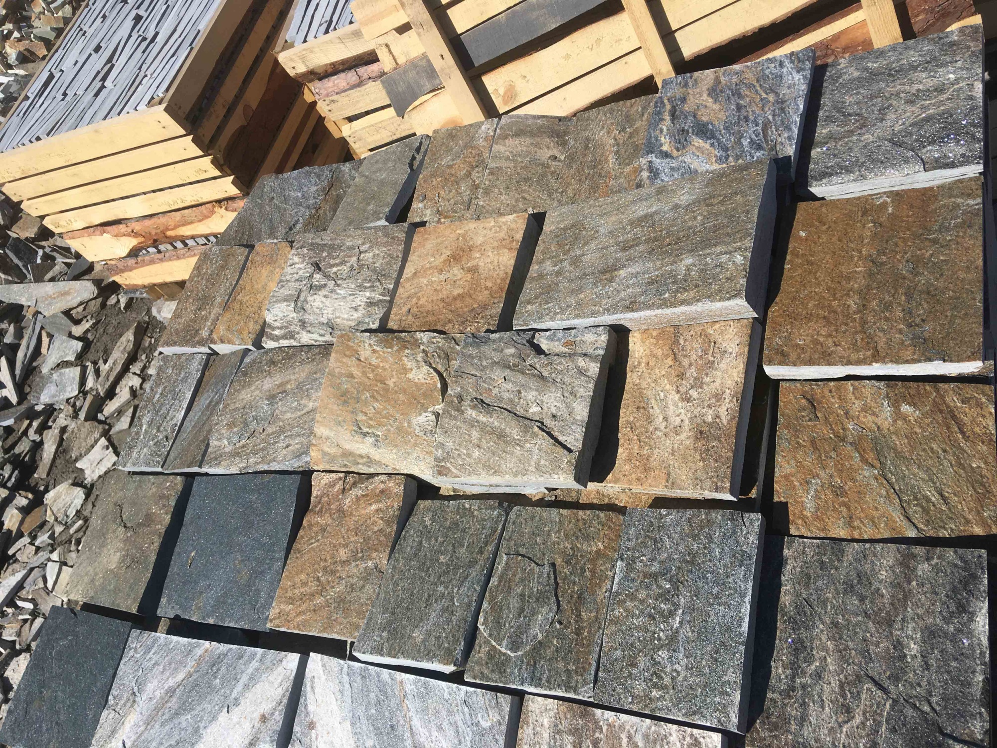 Плитка пилёная златолит Уральский для цоколя, отмостки купить в Полевском