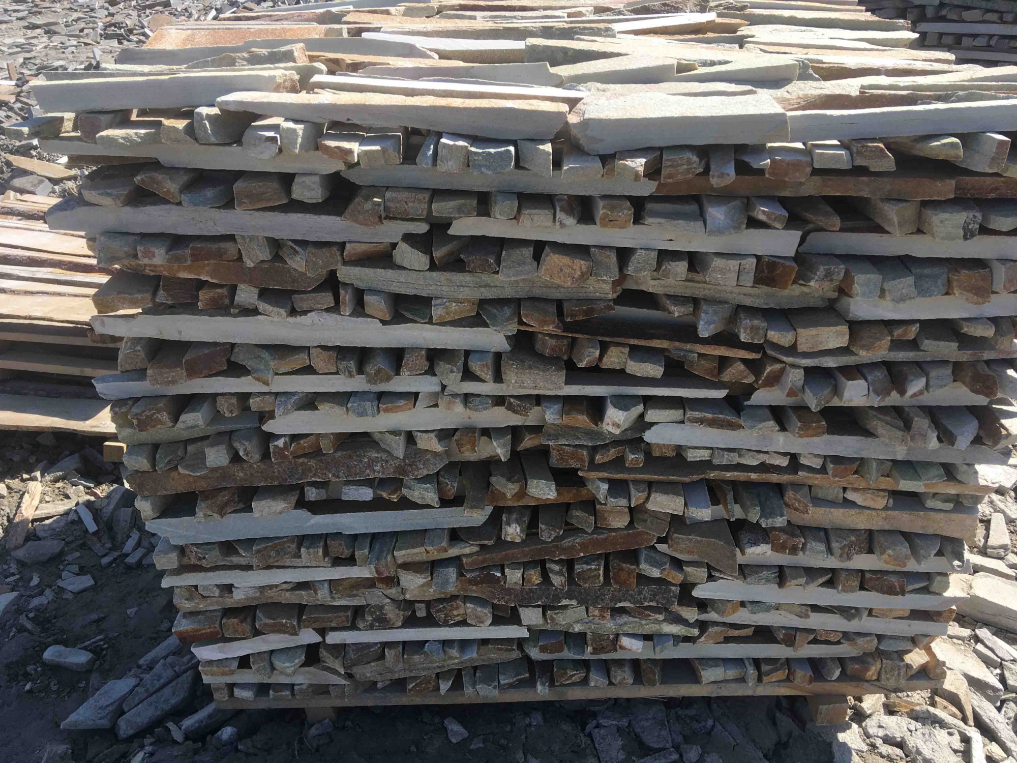 Горбушка златолит золотистый для облицовки купить в Полевском