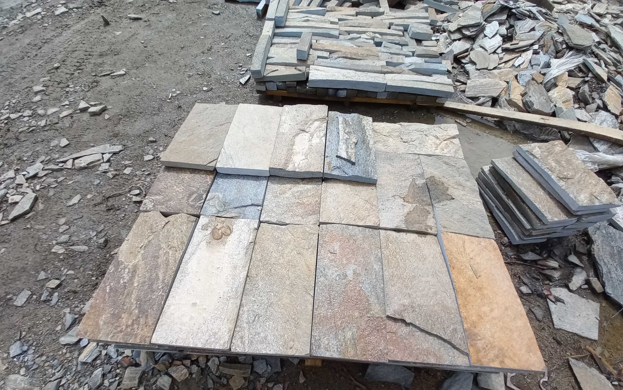 Плитка пилёная златолит Уральский для цоколя, отмостки купить в Полевском