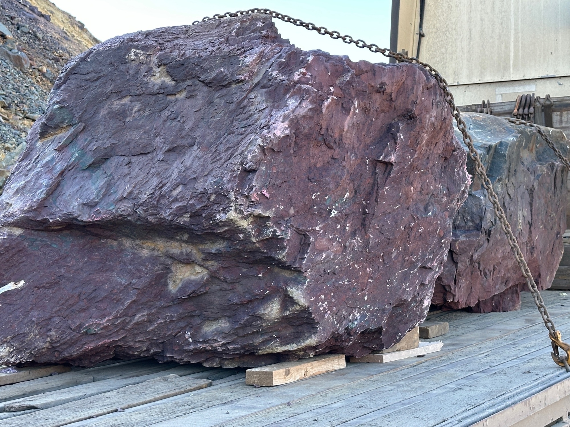 Огромные красно-фиолетовые валуны для ландшафтного дизайна весом более 5 тонн купить в Полевском