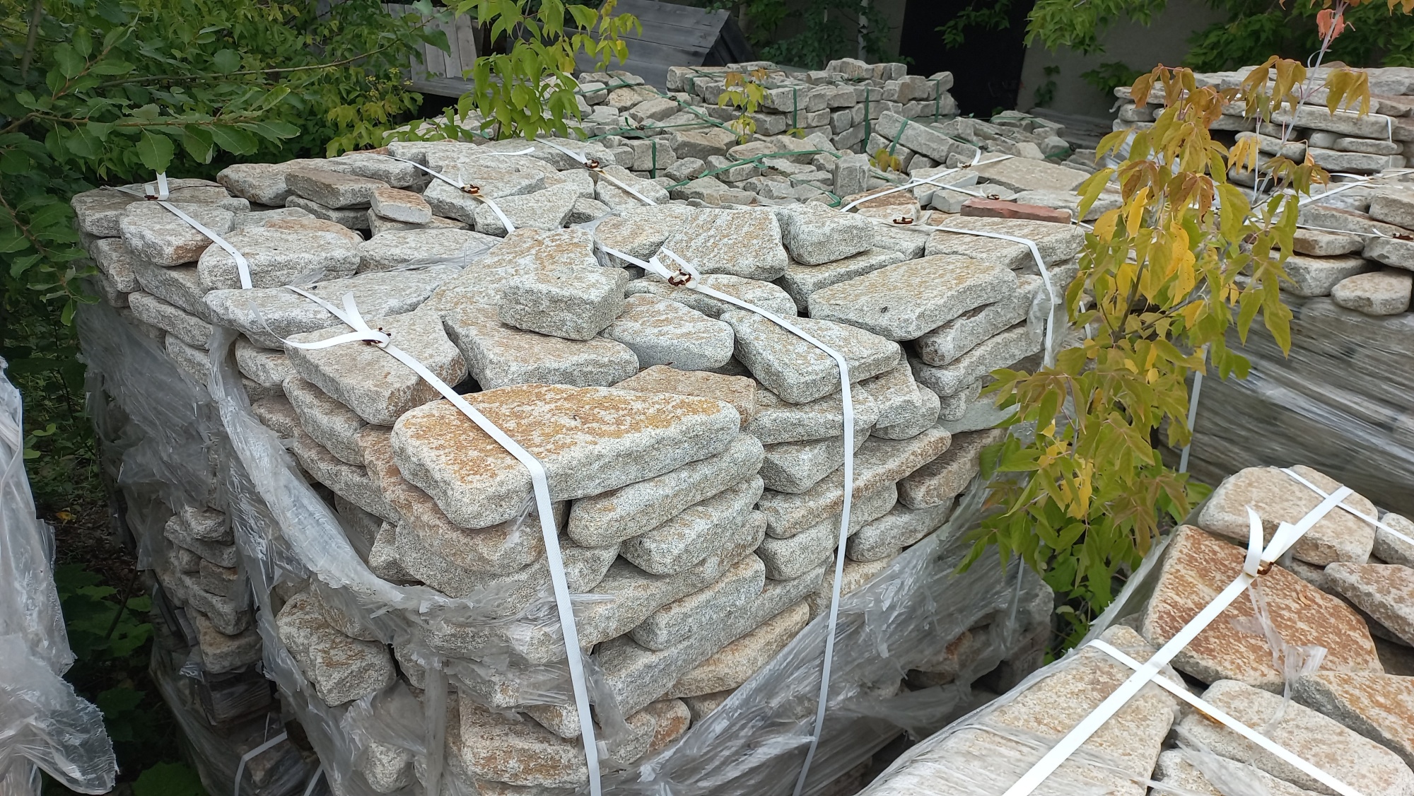 Плитняк галтованный гранитный для ландшафтного дизайна купить в Полевском