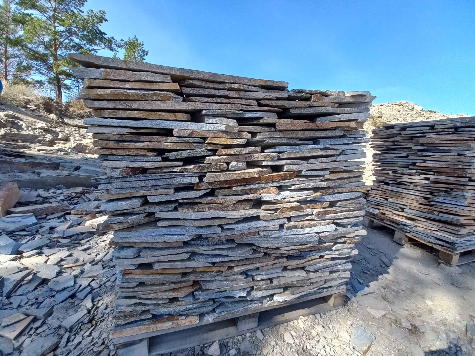 Плитняк златолит серебристый для фасада купить в Полевском