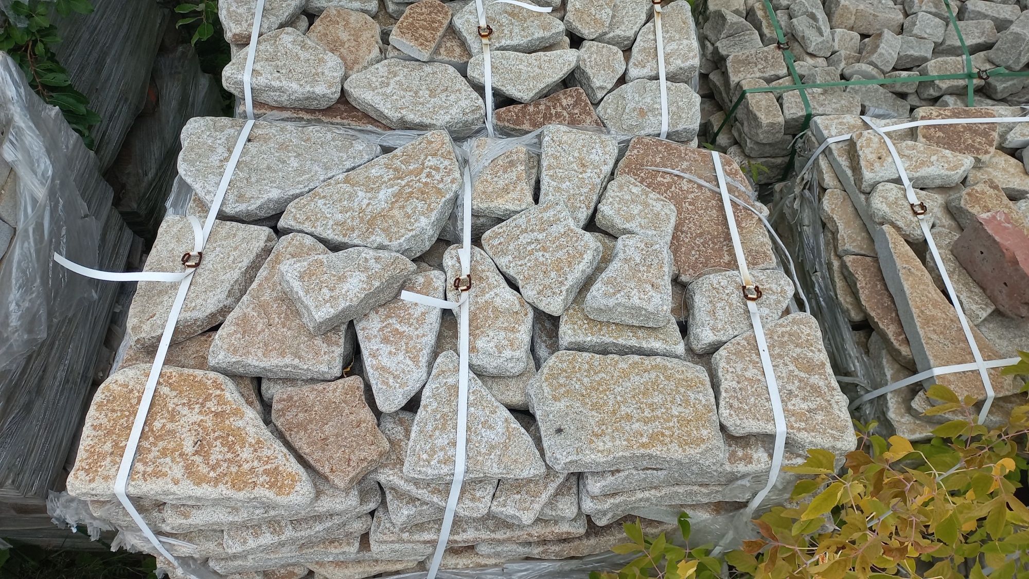 Плитняк галтованный гранитный для ландшафтного дизайна купить в Полевском