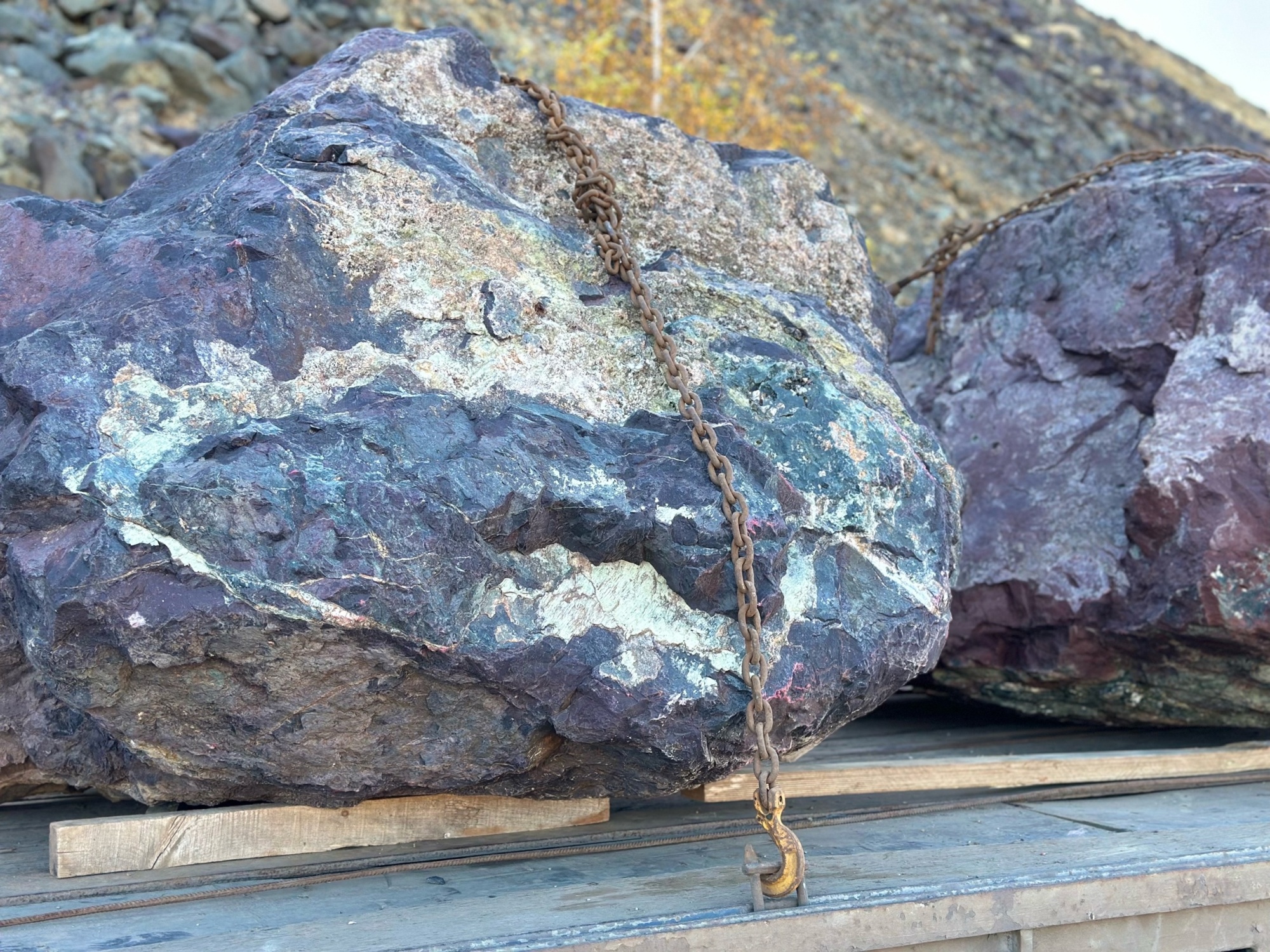 Огромные красно-фиолетовые валуны для ландшафтного дизайна весом более 5 тонн купить в Полевском