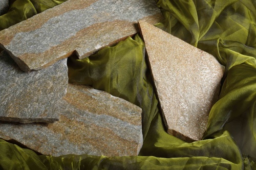 Плитняк златолит Уральский для цоколя, отмостки купить в Полевском