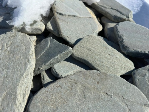 Плитняк златолит зелёный галтованный для цоколя купить в Полевском